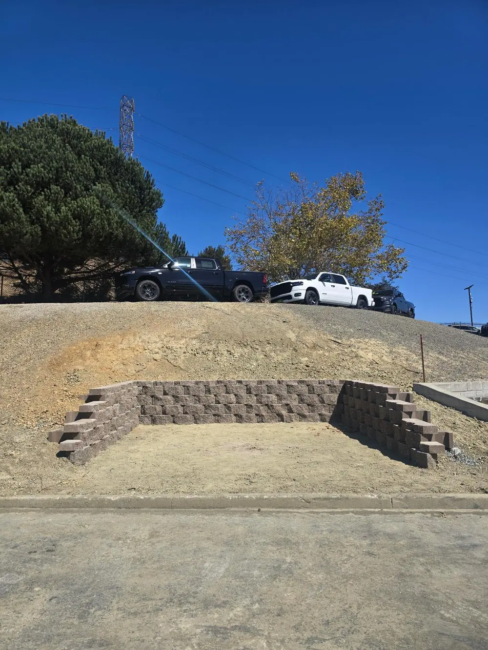 Finished segmental block retaining wall on a slope